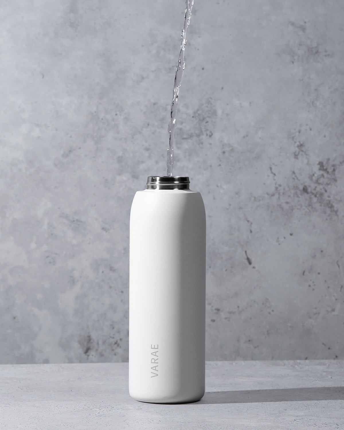 VARAE Pure bottle, lid assembly and filter cartridge laid out on a white surface