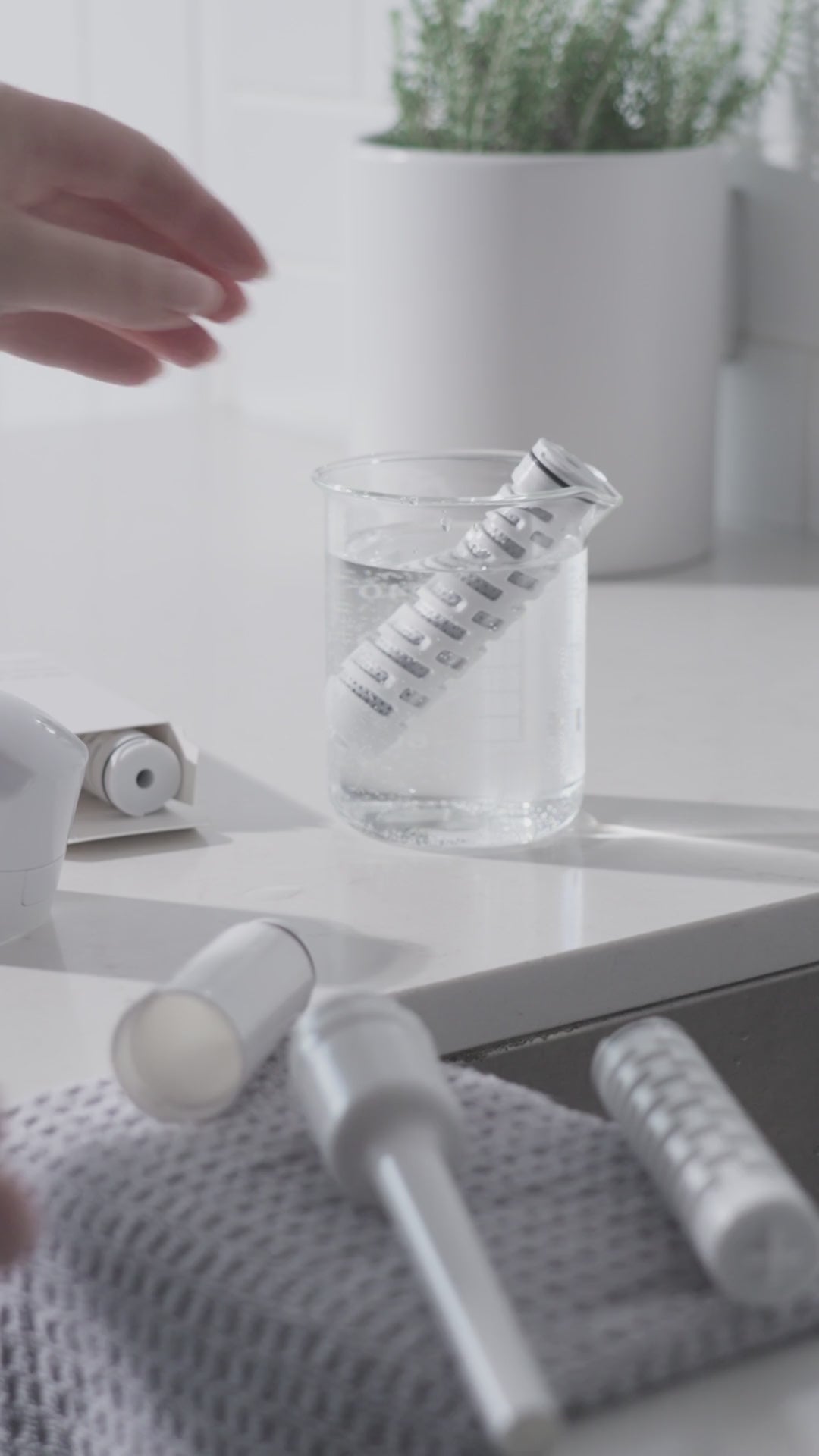 How the VARAE Pure bottle works: soak the filter, fit it into the housing, fill from the tap, sip and go